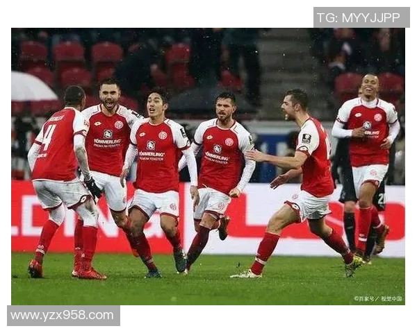 男球星赤身裸踢足球引发热议展现力量与激情碰撞魅力